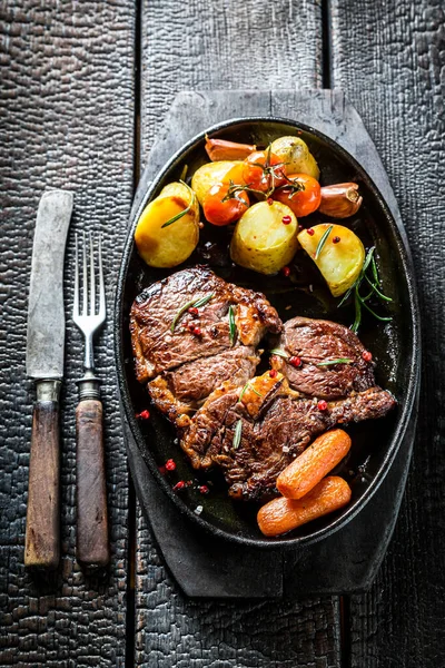 Steak Rôti Aux Légumes Herbes Fraîches — Photo