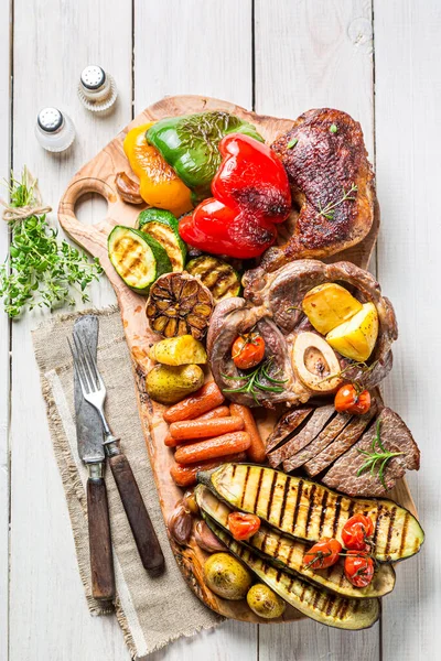 Vue Dessus Steak Rôti Aux Légumes Sur Planche Bois — Photo