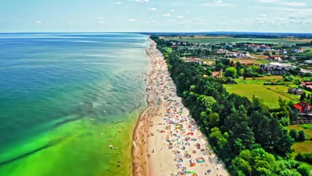 Vue aérienne de la plage avec des personnes dans la mer Baltique, Pologne — Video