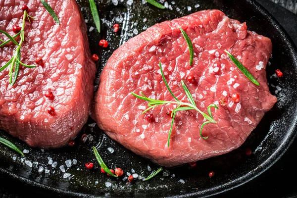 Closeup Roasting Beef Herbs Black Pan — Stock Photo, Image