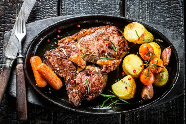 Steak Rôti Aux Légumes Herbes Sur Table Brûlée — Photo