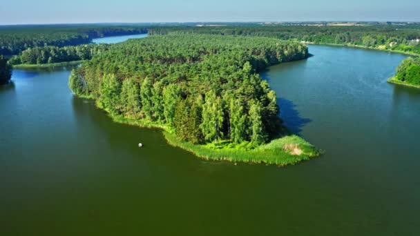 Kleine vissersboot in de buurt van klein bos eiland aan het meer — Stockvideo