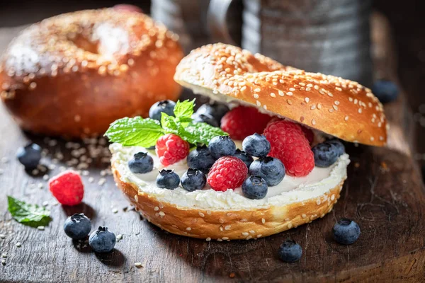 Homemade Bagel Raspberries Blueberries Healthy Breakfast — Stock Photo, Image