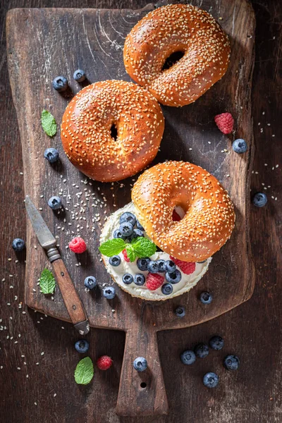 健康的な朝食のためのラズベリーとブルーベリーのおいしいバゲル — ストック写真