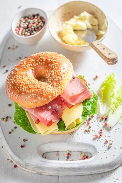 新鮮な朝食のためのプロシュートとチーズとおいしいバゲル — ストック写真