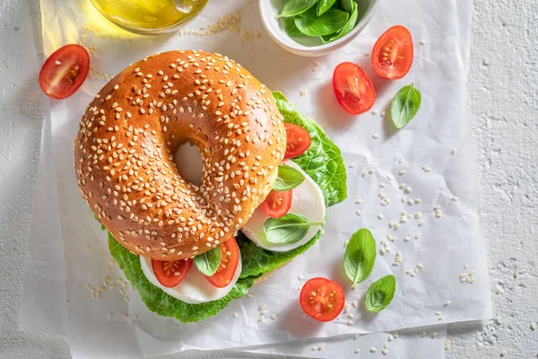 Friss Bagel Sajttal Paradicsommal Bazsalikommal Ízletes Reggelihez — Stock Fotó