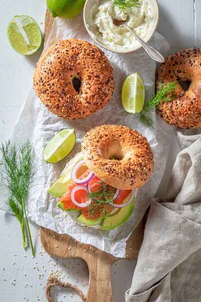 Házi Készítésű Bagel Lazaccal Hagymával Avokádóval Egészséges Reggelihez — Stock Fotó