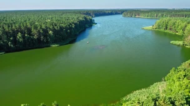 Kleine vissersboot op meer tussen bos in Polen — Stockvideo