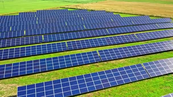 Solární panely ve slunečném letním dni, letecký výhled, Polsko — Stock video
