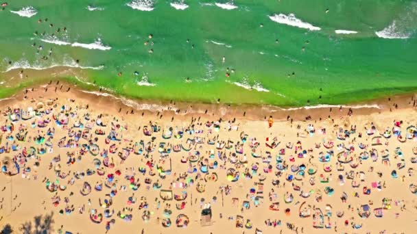세계적 유행병, 발트해, 폴란드의 북적이는 해변 — 비디오