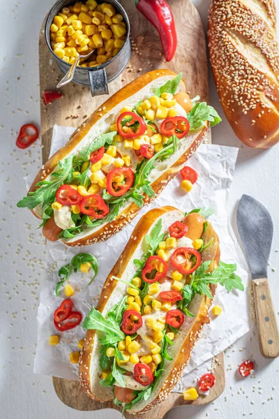 Leckere Hot Dogs Mit Mais Chili Und Soße — Stockfoto