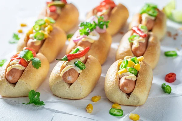 Deliciosos Mini Hot Dogs Con Salchichas Cerdo Salsa —  Fotos de Stock