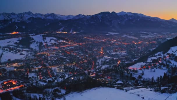 Impresionante atardecer sobre la ciudad de zakopane en invierno, vista aérea — Vídeo de stock