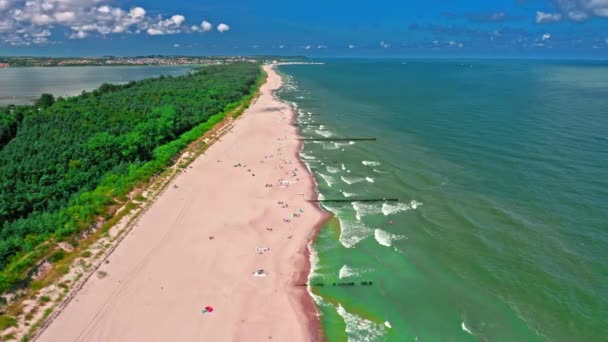 Вид с воздуха на пляж Балтийского моря в Польше — стоковое видео