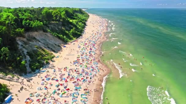 Plage bondée en Pologne en cas de pandémie, vue aérienne, mer Baltique — Video