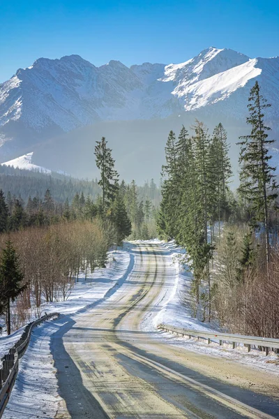 Studená Zasněžená Černá Asfaltová Cesta Vedoucí Pohoří Tatra Polsko — Stock fotografie