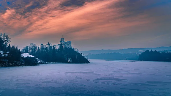 Sunset Felett Niedzica Vár Fagyasztott Lengyelország Télen Lengyelország — Stock Fotó