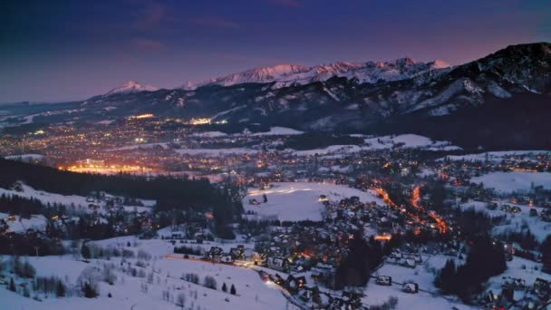 Puesta de sol sobre Zakopane iluminado en invierno, vista aérea — Vídeo de stock