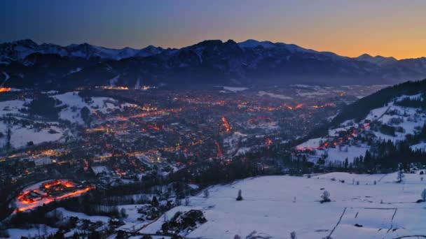 Atardecer sobre la ciudad de zakopane en invierno, vista aérea — Vídeo de stock