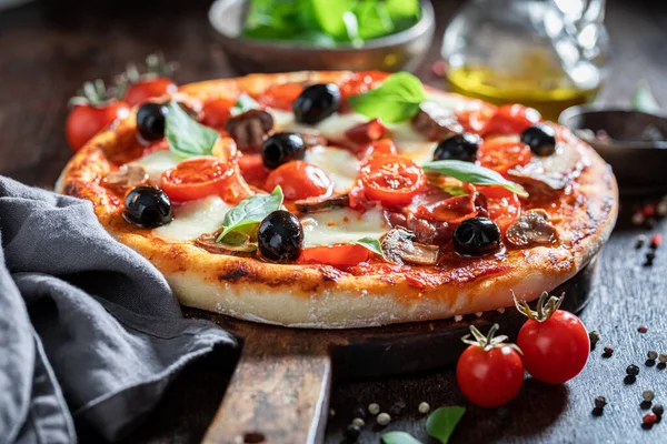 Hemlagad Pizza Capricciosa Med Mozzarella Prosciutto Och Tomater Träbord — Stockfoto