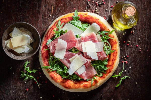 Świeża Pizza Parma Parmezanem Parmezanem Drewnianym Stole — Zdjęcie stockowe