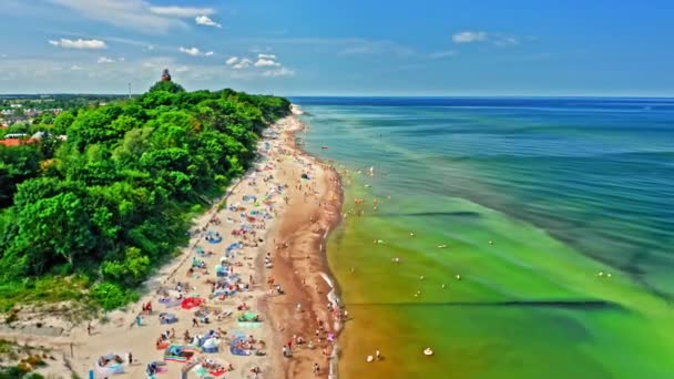 Переполненный пляж с людьми в Балтийском море, вид с воздуха — стоковое видео