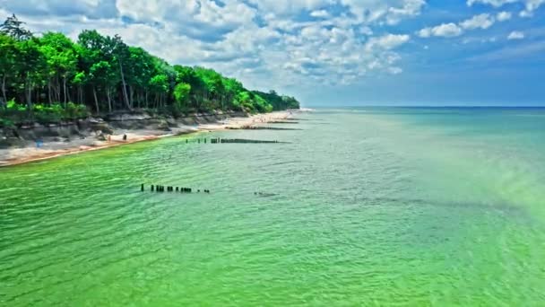 Wspaniały widok z lotu ptaka na plażę i turkusową wodę, Morze Bałtyckie — Wideo stockowe