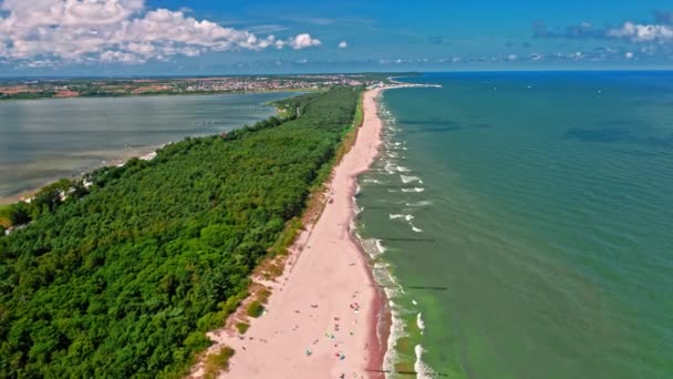 Пляж на полуострове Хель в Польше, Балтийское море, вид с воздуха — стоковое видео