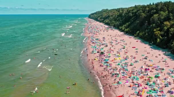 Населенный пляж на Балтийском море во время пандемии, вид с воздуха — стоковое видео