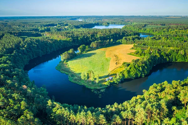 Błękitna Rzeka Między Zielonymi Lasami Wschodzie Słońca Europa — Zdjęcie stockowe