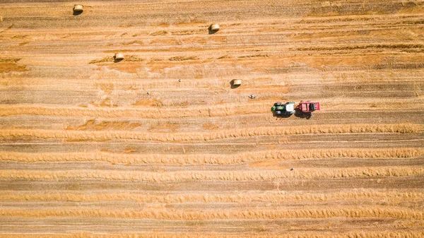 Top View Field Széna Sheaves Tractor Lengyelország — Stock Fotó