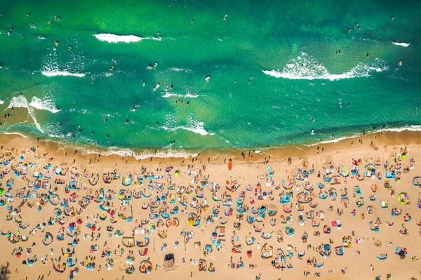 Zatłoczona Plaża Nad Morzem Bałtyckim Podczas Pandemii Widok Powietrza Polska — Zdjęcie stockowe