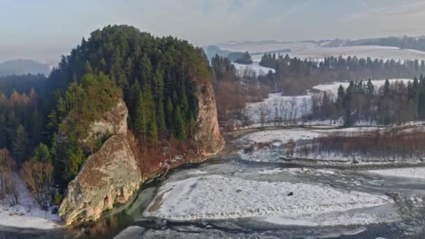 Kramnica-Felsen und gefrorener Fluss Bialka im Winter, Luftaufnahme — Stockvideo