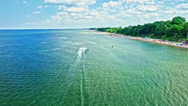 Потрясающая бирюзовая вода на пляже Балтийского моря, Польша, вид с воздуха — стоковое видео