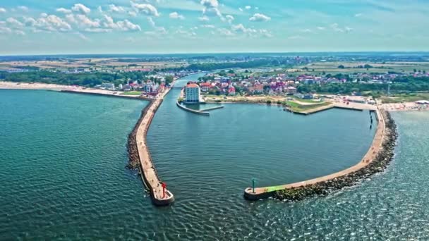 Pintu masuk ke pelabuhan di Darlowek di musim panas, Laut Baltik — Stok Video