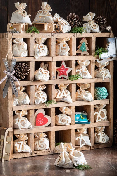 Originele Advent Kalender Voor Kerstmis Een Oude Houten Doos Donkere — Stockfoto