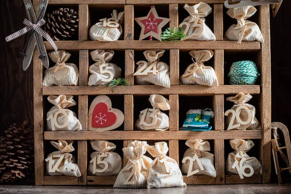 Handgemaakte Advent Kalender Voor Kerstmis Een Oude Houten Doos Donkere — Stockfoto