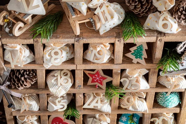 Mooie Advent Kalender Voor Kerstmis Gemaakt Van Tassen Stringon Donkere — Stockfoto