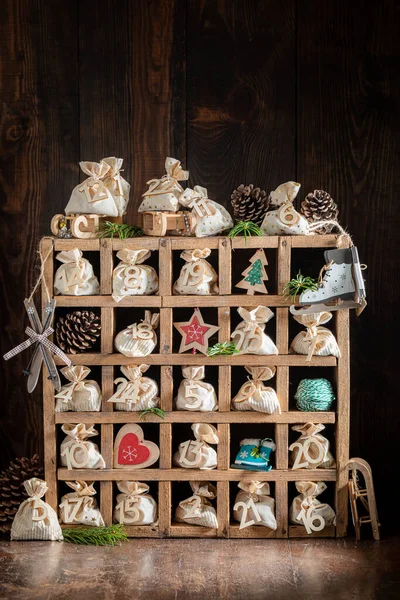 Leuke Advent Kalender Voor Kerstmis Een Oude Houten Doos Donkere — Stockfoto