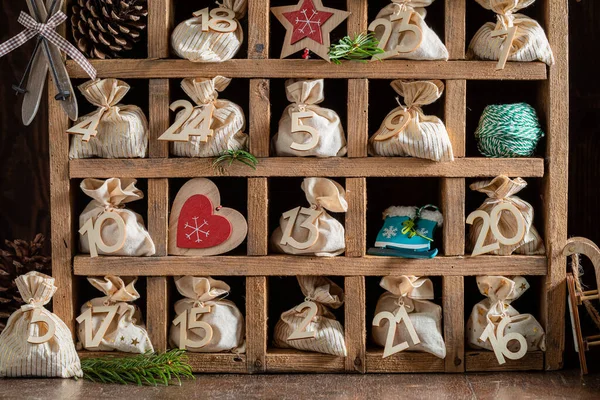 Originele Advent Kalender Voor Kerstmis Met Vierentwintig Tassen Donkere Achtergrond — Stockfoto