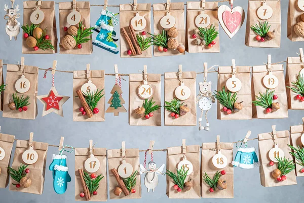 Creatieve Advent Kalender Voor Kerstmis Gemaakt Van Papier Touw Achtergrond — Stockfoto