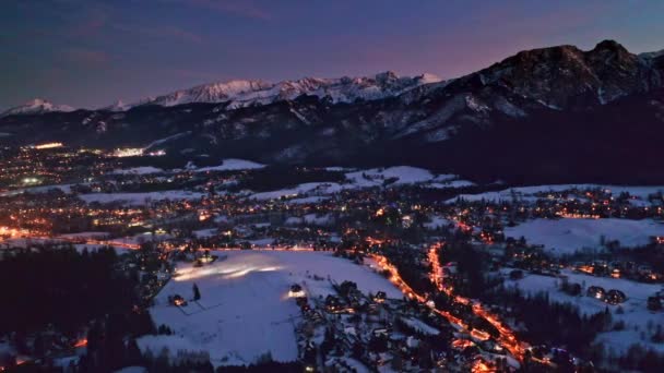 Zakopane ciudad después del atardecer en invierno, vista aérea — Vídeo de stock