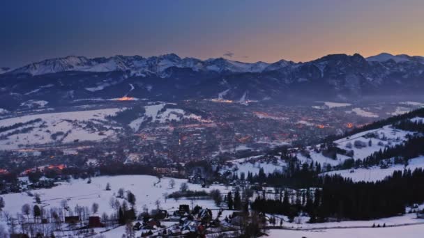 Zakopane nevado después de la puesta del sol en invierno, vista aérea — Vídeo de stock