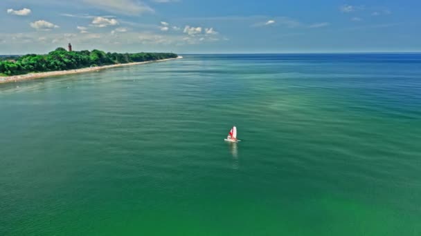 Вид с воздуха на одинокую лодку на Балтийском море летом — стоковое видео