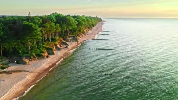 Ohromující pláž u Baltského moře, Polsko, letecký výhled — Stock video
