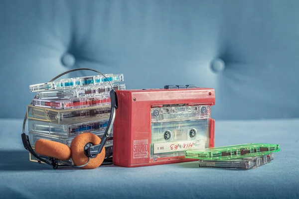 Antieke Cassette Tape Met Speler Koptelefoon Blauwe Bank — Stockfoto