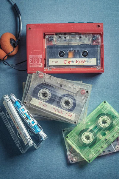 Oude Cassette Tape Met Hoofdtelefoon Speler Blauwe Bank — Stockfoto