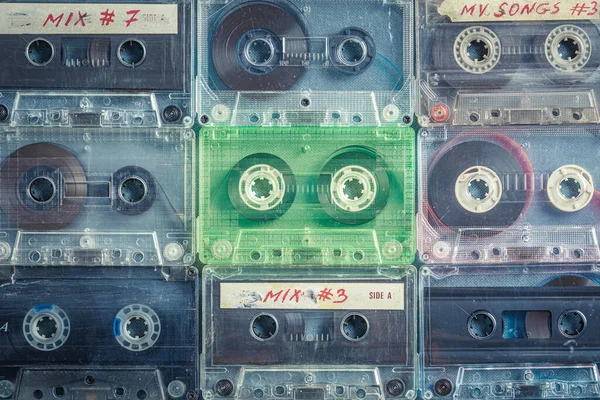 Vintage Cassette Tapes Gerangschikt Een Raster Een Blauwe Bank — Stockfoto