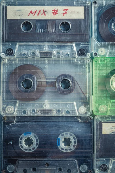 Oude Cassettebandjes Een Rooster Een Blauwe Bank — Stockfoto