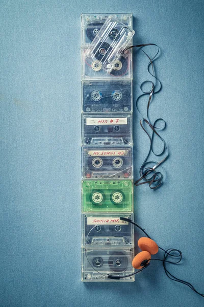 Kilka Zabytkowych Kaset Audio Pomarańczowymi Słuchawkami Niebieskiej Sofie — Zdjęcie stockowe